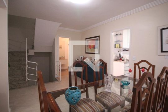 Sala de casa de condomínio à venda com 3 quartos, 220m² em Santa Teresinha, São Paulo
