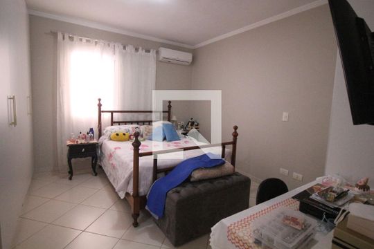Quarto de casa de condomínio à venda com 3 quartos, 220m² em Santa Teresinha, São Paulo