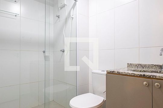 Banheiro de kitnet/studio para alugar com 1 quarto, 25m² em Pinheiros, São Paulo