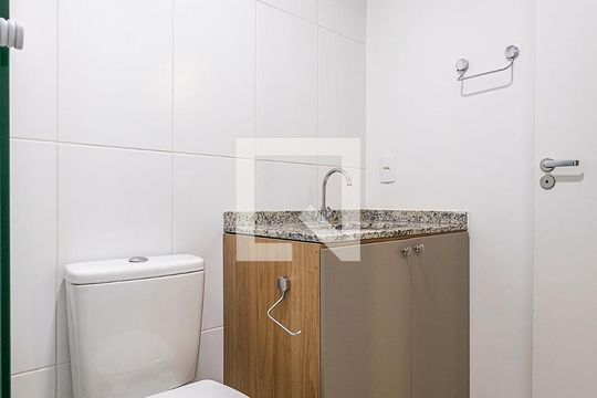 Banheiro de kitnet/studio para alugar com 1 quarto, 25m² em Pinheiros, São Paulo