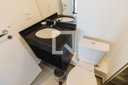 Banheiro de kitnet/studio para alugar com 1 quarto, 36m² em Bom Retiro, São Paulo