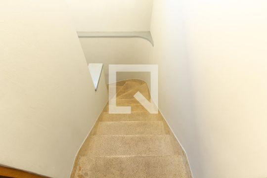 Escada de casa para alugar com 2 quartos, 150m² em Indianópolis, São Paulo
