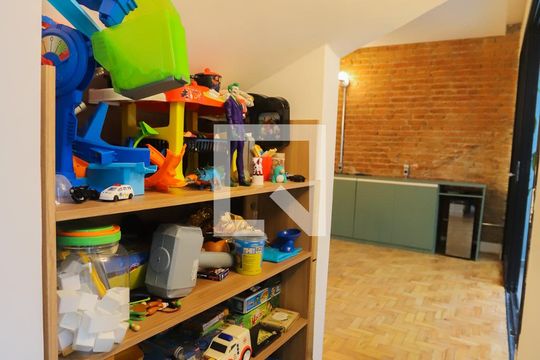 Armario de Brinquedos de casa à venda com 4 quartos, 200m² em Vila Romana, São Paulo