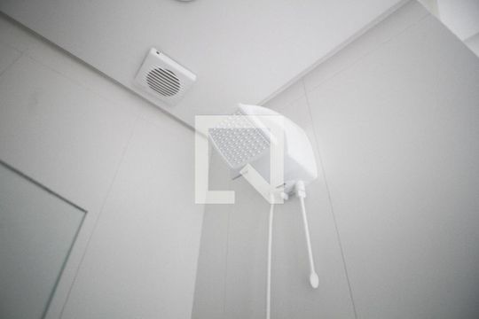 banheiro de kitnet/studio para alugar com 1 quarto, 25m² em Santana, São Paulo