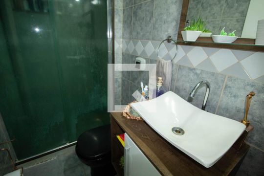 Banheiro de apartamento para alugar com 2 quartos, 67m² em Parque Santa Lúcia, Duque de Caxias