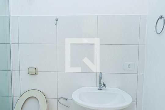 Banheiro de casa para alugar com 1 quarto, 30m² em Jardim Regina, São Paulo