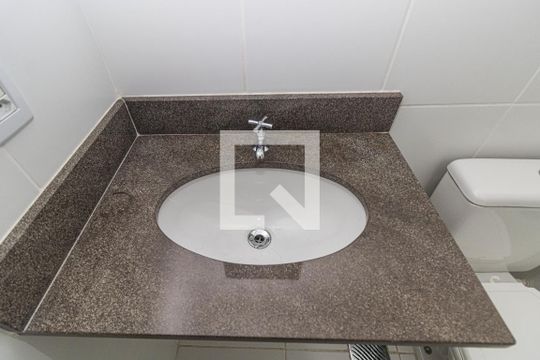 Banheiro Social de apartamento para alugar com 2 quartos, 55m² em Farrapos, Porto Alegre