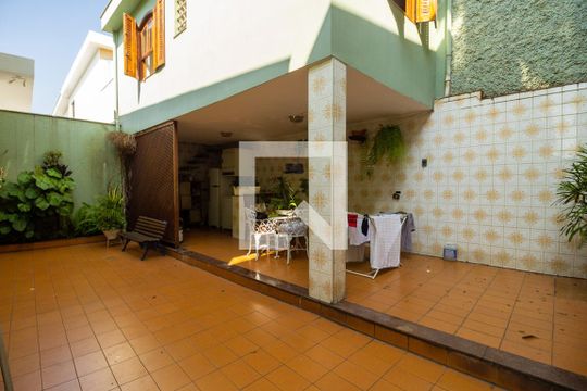 Quintal  de casa à venda com 3 quartos, 450m² em Jardim da Glória, São Paulo
