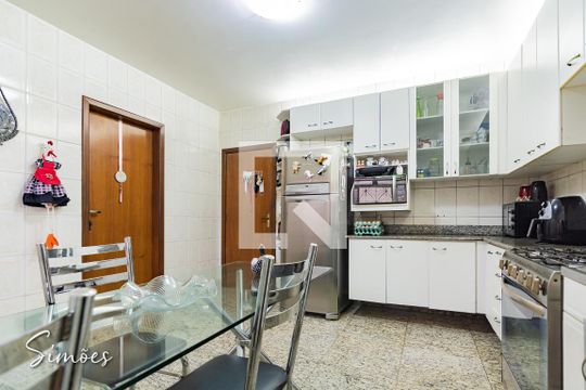 Casa à venda com 4 quartos, 350m² em Estoril, Belo Horizonte