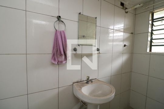 Banheiro de casa para alugar com 1 quarto, 25m² em Parque São Rafael, São Paulo