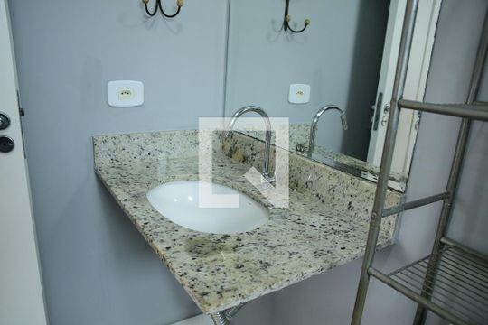 Banheiro de apartamento para alugar com 2 quartos, 55m² em Jardim Barbacena, Cotia