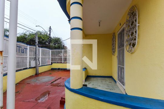 Quintal de casa à venda com 4 quartos, 200m² em Passo D’areia, Porto Alegre