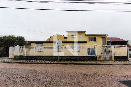Fachada de casa à venda com 4 quartos, 200m² em Passo D’areia, Porto Alegre