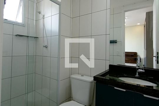 Banheiro de kitnet/studio para alugar com 1 quarto, 26m² em Vila Ré, São Paulo