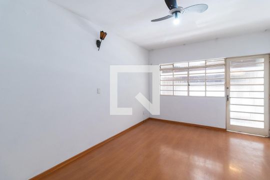 Sala de casa para alugar com 2 quartos, 150m² em Vila Vitório Mazzei, São Paulo