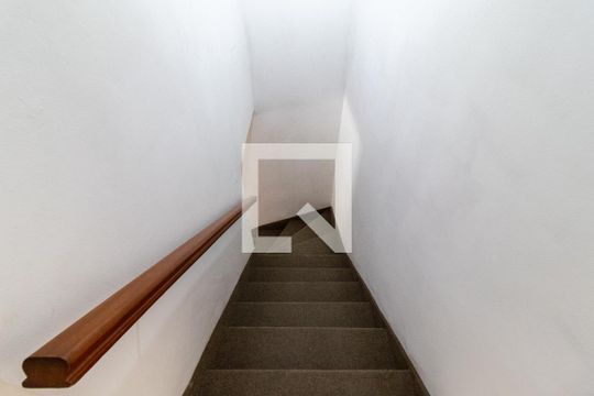 Escada de casa para alugar com 2 quartos, 150m² em Vila Vitório Mazzei, São Paulo