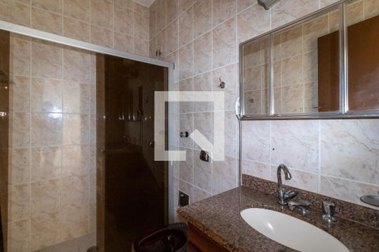 Banheiro de casa para alugar com 2 quartos, 150m² em Vila Vitório Mazzei, São Paulo