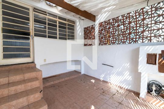 Garagem de casa para alugar com 2 quartos, 150m² em Vila Vitório Mazzei, São Paulo