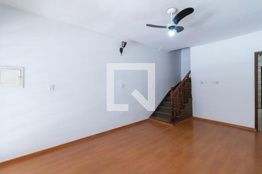 Sala de casa para alugar com 2 quartos, 150m² em Vila Vitório Mazzei, São Paulo