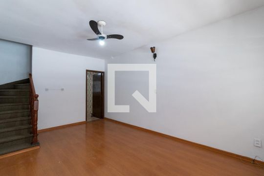 Sala de casa para alugar com 2 quartos, 150m² em Vila Vitório Mazzei, São Paulo