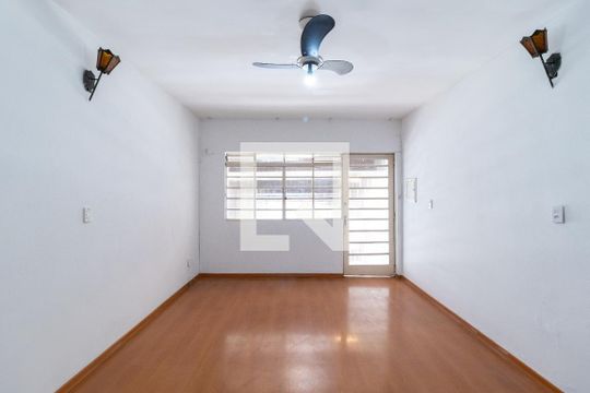 Sala de casa para alugar com 2 quartos, 150m² em Vila Vitório Mazzei, São Paulo