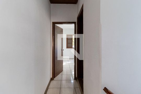 Corredor dos Quartos de casa para alugar com 2 quartos, 150m² em Vila Vitório Mazzei, São Paulo