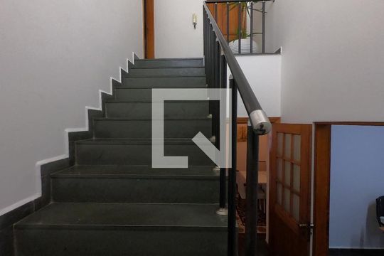 Escada de casa para alugar com 3 quartos, 280m² em Vila Andrade, São Paulo