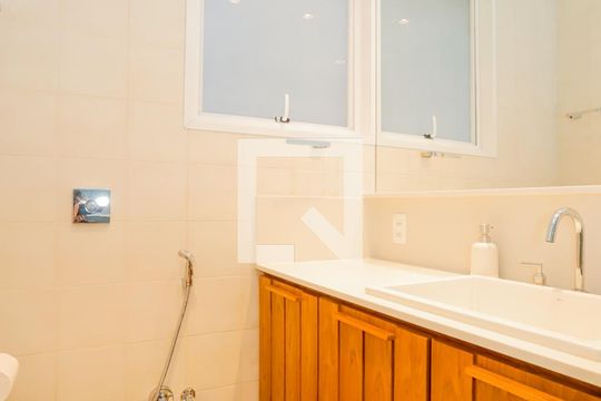 Banheiro  de apartamento para alugar com 2 quartos, 68m² em Copacabana, Rio de Janeiro