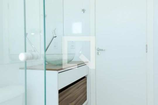 Banheiro de apartamento para alugar com 2 quartos, 58m² em Jardim Tranqüilidade, Guarulhos