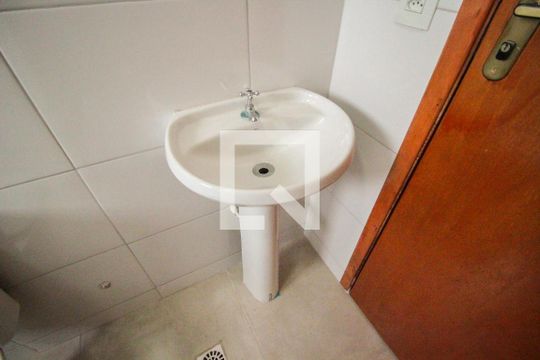 Banheiro de casa para alugar com 2 quartos, 50m² em Jardim Robru, São Paulo