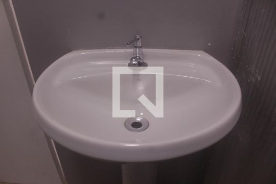 Banheiro de apartamento à venda com 1 quarto, 28m² em Copacabana, Rio de Janeiro