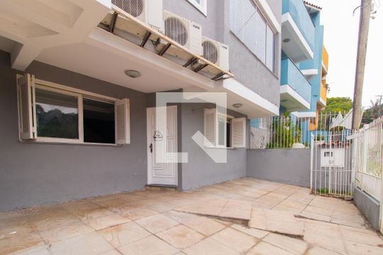 Fachada de casa à venda com 3 quartos, 300m² em Ipanema, Porto Alegre