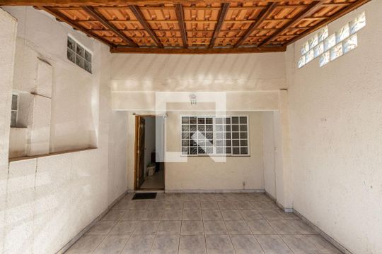 Garagem de casa à venda com 3 quartos, 130m² em Vila Carrão, São Paulo