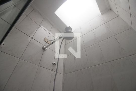 Chuveiro de casa para alugar com 2 quartos, 80m² em Jardim Ouro Preto, Taboão da Serra