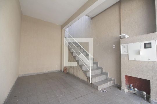 Garagem de casa para alugar com 2 quartos, 80m² em Jardim Ouro Preto, Taboão da Serra
