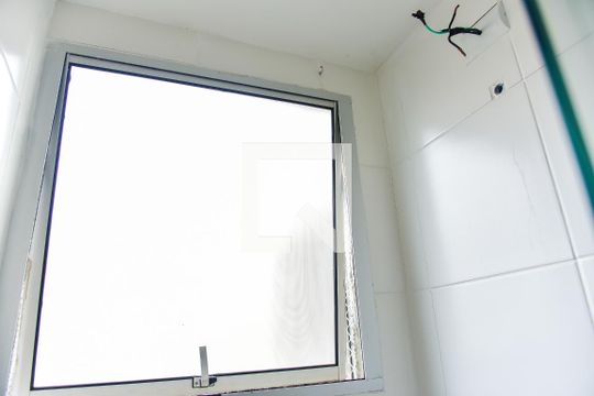 Banheiro de apartamento à venda com 2 quartos, 44m² em Mário Quintana, Porto Alegre