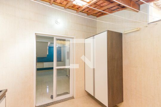 Area de Serviço de casa para alugar com 2 quartos, 82m² em Jardim Casablanca, São Paulo