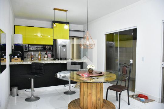 Cozinha e sala de jantar de casa de condomínio à venda com 3 quartos, 150m² em Jardim Golden Park, Hortolândia