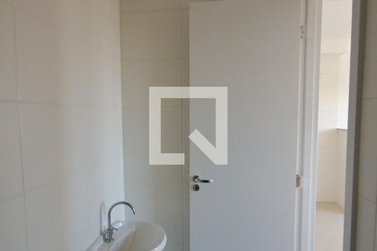 Banheiro de apartamento para alugar com 2 quartos, 33m² em Parque Fongaro, São Paulo