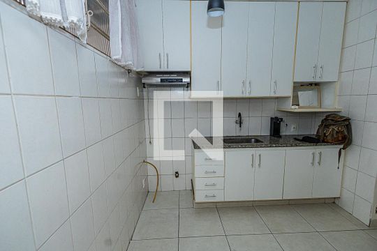 Cozinha de casa de condomínio à venda com 2 quartos, 72m² em Santa Amélia, Belo Horizonte