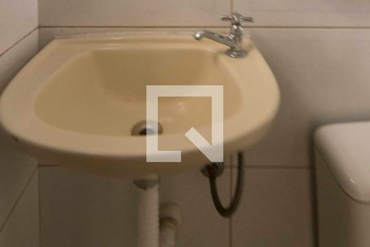 Banheiro de Serviço de casa para alugar com 2 quartos, 100m² em Vila Palmeiras, São Paulo