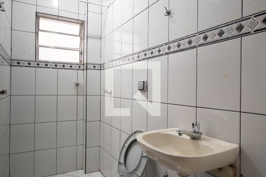 Banheiro (Casa 2) de casa para alugar com 3 quartos, 120m² em Parque das Bandeiras, Osasco