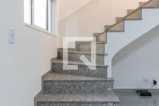 Escadas de casa à venda com 3 quartos, 191m² em Vila Carbone, São Paulo