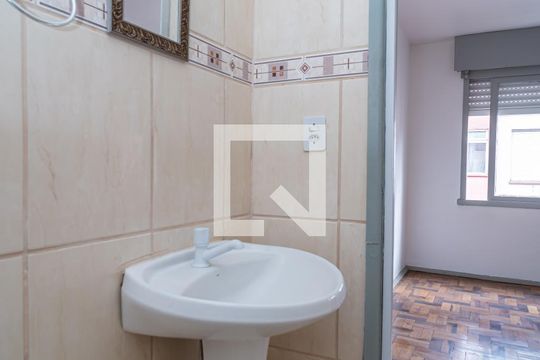 Banheiro de kitnet/studio para alugar com 1 quarto, 29m² em Protásio Alves, Porto Alegre