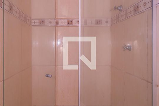 Banheiro de kitnet/studio para alugar com 1 quarto, 29m² em Protásio Alves, Porto Alegre