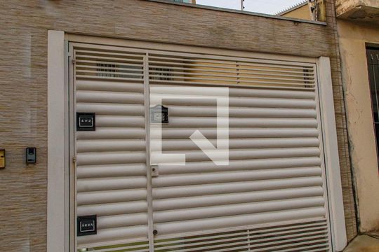 Fachada de casa à venda com 3 quartos, 129m² em Vila Canero, São Paulo