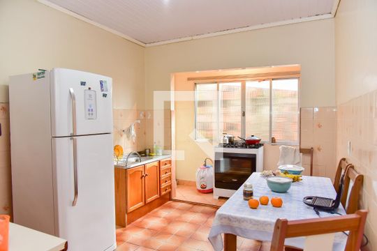 Cozinha de casa à venda com 7 quartos, 200m² em Sarandi, Porto Alegre