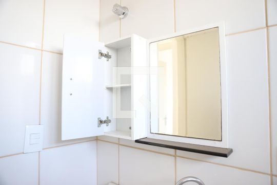 Detalhe do banheiro de apartamento para alugar com 2 quartos, 52m² em Jardim São Luís, Suzano