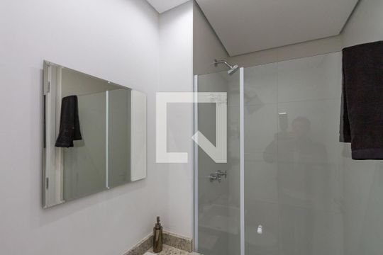 Banheiro de kitnet/studio para alugar com 1 quarto, 23m² em Jardim das Acácias, São Paulo