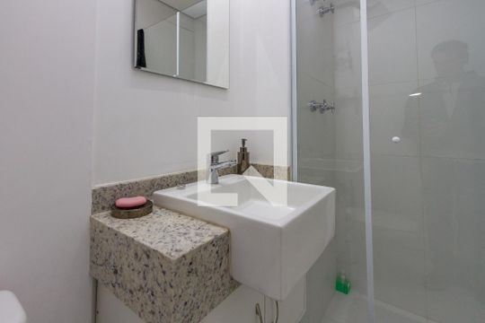 Banheiro de kitnet/studio para alugar com 1 quarto, 23m² em Jardim das Acácias, São Paulo